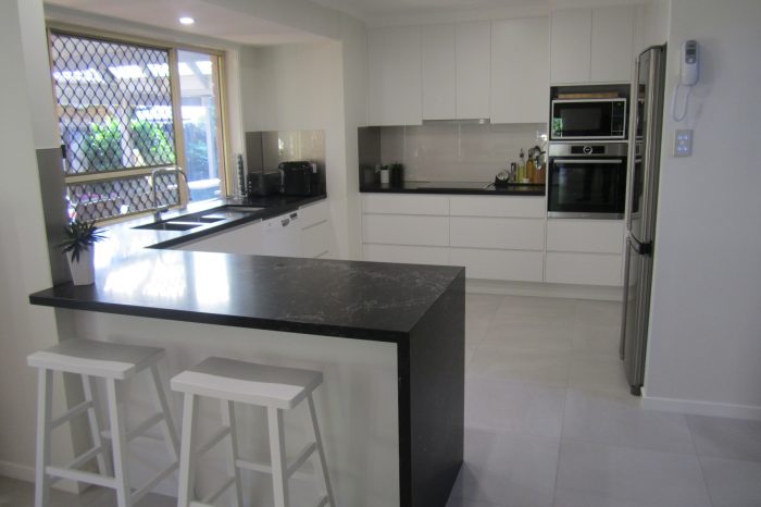 Brisbane Kitchen Design Contemporary Kitchen White 2 Pac Integrated Handles 1