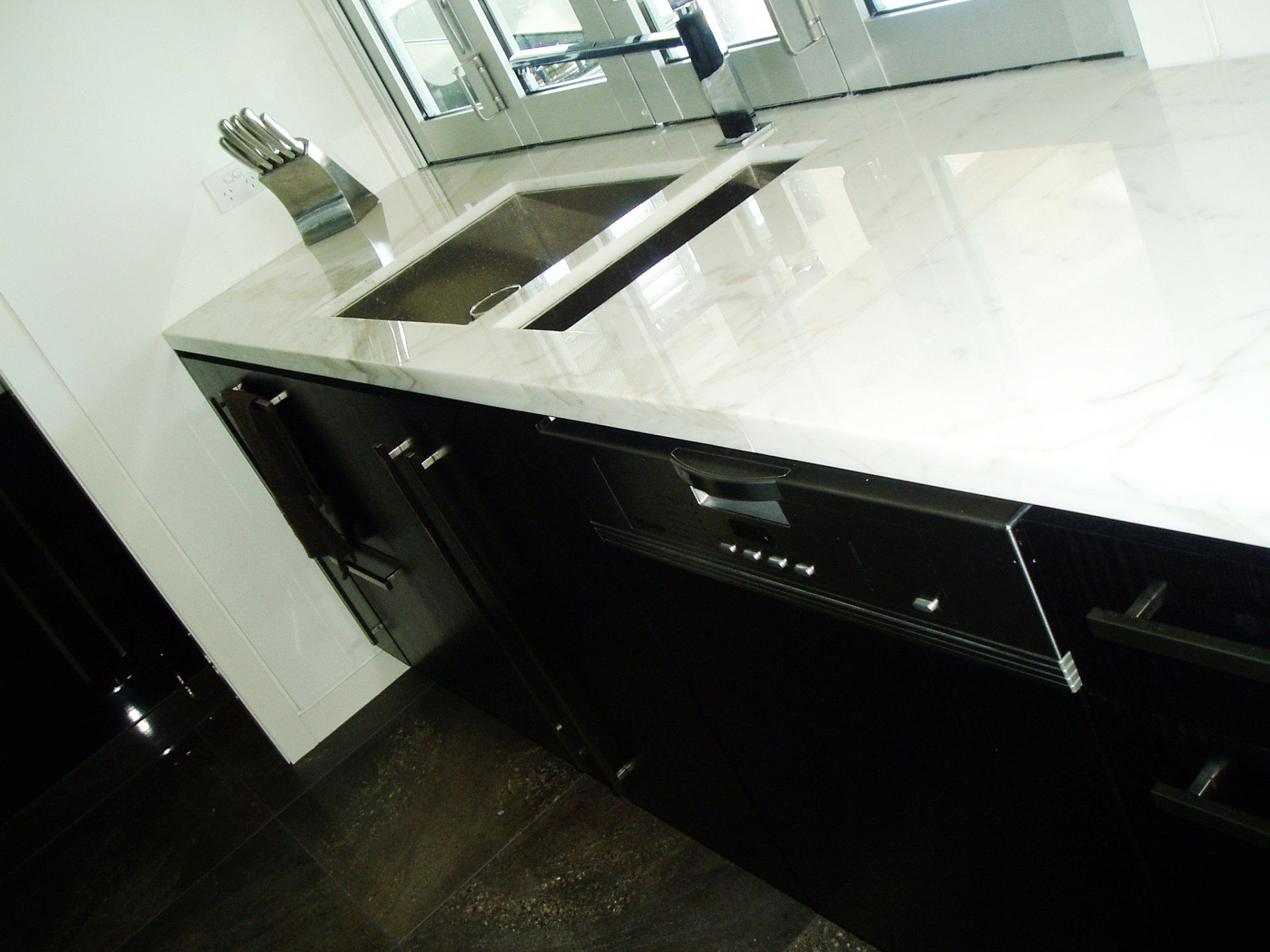 Brisbane Kitchen Design Black 2 Pac with Carrara Marble Benchtop1