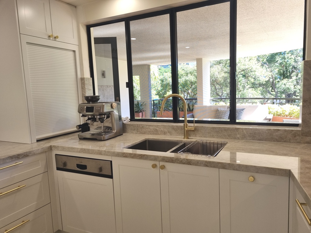 Brisbane Kitchen Design Curved Breakfast Bar Kangaroo Point Shaker Kitchen